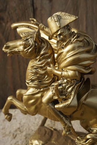 Re0361 figurine - or, v