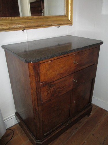 Commode ancienne avec - , dessus