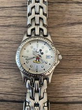 Montre enfant Mickey Disney Store , fonctionnelle , vendue avec sa pile .