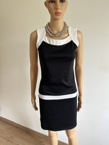 Robe noire blanche - et, ici