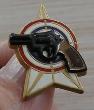 PIN'S ARME PISTOLET CENTRE DE TIR CIBLE POLICE ZAMAC RELIEF SIGNE BOUSSEMART