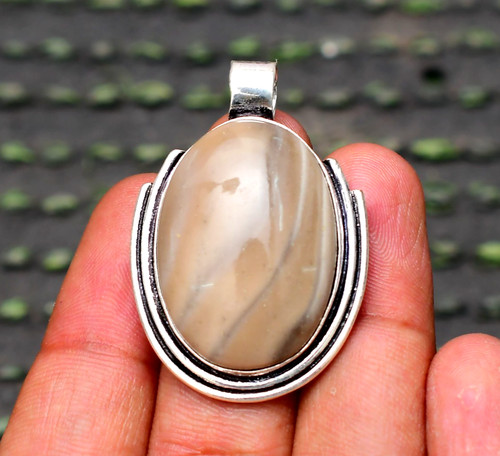 Bijou pendentif fait - , main
