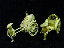  LOT 2 FIGURINE CHARRETTE VOITURE A BRAS POUSSE POUSSE BAKELITE CELLULOÏD JAPON