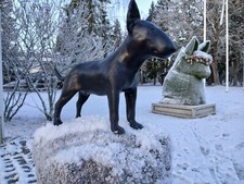 Large sculpture of a bull