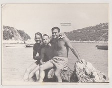 Affectueux beau jeune homme