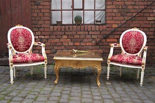 Deux imposants fauteuils blanc tissus rouge d'un château à Bordeaux