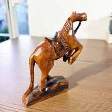 Cheval sculpté en bois ancien