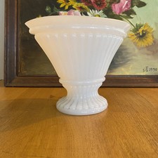 Vase style jardinière en opaline de foire blanche