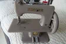 PETITE MACHINE à COUDRE