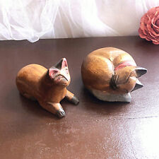 Deux figurines de chats en bois sculpté