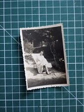 VR413 Photo circa 1950 jeune femme dans un transat au jardin