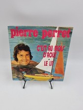 Vinyle 45 tours Pierre Perret : C’est au Mois d’Aout / Le Lit avec fourreau