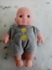 PETITE POUPEE DES ANNEES 1990. TRES PROPRE EN BON ETAT.