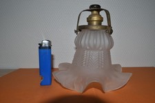 Ancienne tulipe en verre moulé avec griffe laiton, douille et passe fil en bois