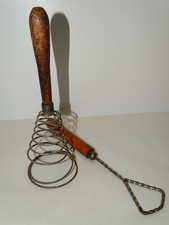 -2 FOUETS ANCIENS BATTEURS MANCHES BOIS COLLECTION ART POPULAIRE déco Cuisine