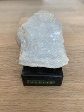 pierre calcite blanche semi précieuse avec socle d'exposition