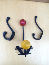 LOT DE 3 PORTE MANTEAUX MURALES FER DONT 1 AVEC BOULES EN BOIS DE COULEUR