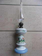 lampe à pétrole ancienne en opaline motif floral