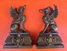 Chenet Cheminée fonte de fer et bronze Statue lions ailés XIX siècle Griffons.