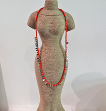 Scooter Paris. Collier sautoir en perles rouges et breloques en métal argenté