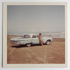 Femme adossée plage voiture bleue Dodge Dart Phoenix - Photo vintage snapshot 67