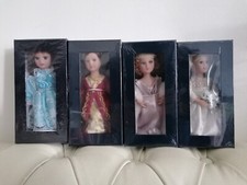 Lot neuf 4 poupées collection