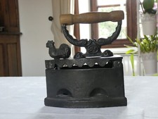 Ancien grand FER à REPASSER à braises en FONTE avec coq poule poignet BOIS 