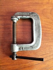 serre- joint ancien en fer forgé.