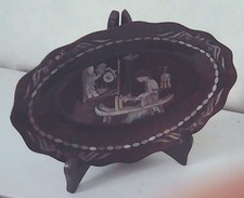 Tableau oval en bois laqué et