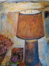 École française XXéme. Hst  Nature morte à la lampe et au bouquet de fleurs 