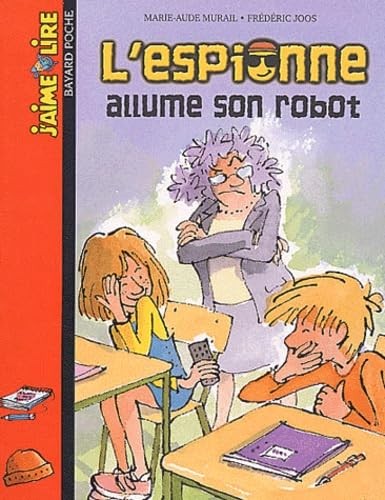 Espionne allume son robot - l'espionne,