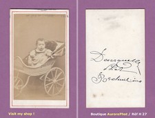 CDV JEUNE ENFANT, BÉBÉ DANS SA POUSSETTE EN OSIER À 3 ROUES VERS 1870  -H27