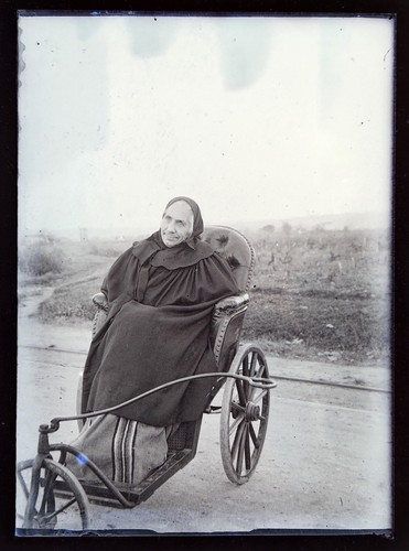 Femme âgée handicapée