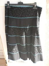 JUPE  MARQUE  FASHION EXPRESS TAILLE 44 MI  LONGUE NOIRE BRODEE SURPIQURE  TURQU