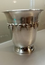 Seau à champagne en Métal argenté sur Piedouche Décor De Grappe DE Raisins