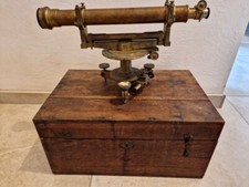 Ancien theodolite par Henri