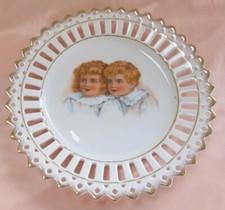 Assiette décoration ajourée dentelle porcelaine à décor de bustes d'enfants