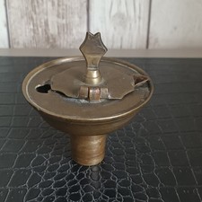 Ancienne lampe a huile encastrable dans un bougeoir.