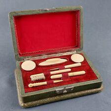 Nécessaire à Ongles Coffret à Manucure Gainé De Cuir Vert Avec Ses Accessoires