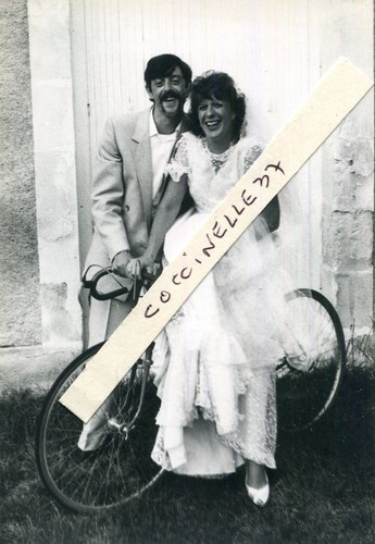Photo mariés sur vélo - sur,