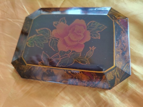 Ancienne petite boîte - , à