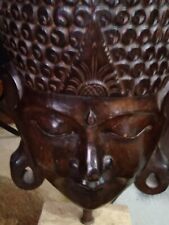 grande lampe bois exotique masque bouddha.pied en pierre beige.