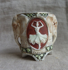 PETIT POT EN BISCUIT DE PORCELAINE POLYCHROME - DÉCOR D'ÉLÉPHANT, BAYADÈRE