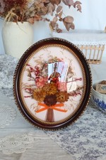 Cadre ovale ancien en verre bombé avec bouquet de fleurs séchées