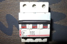 DISJONCTEUR TRIPHASE 10A