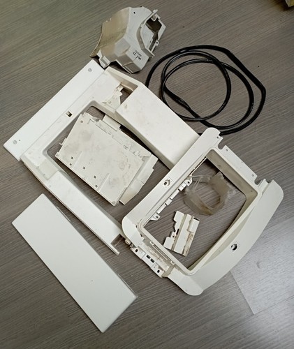 Lot plastique cache - plastique, trappe