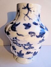 Gros vase en porcelaine de Bayeux Valentine décor japonisant bleu sur fond blanc