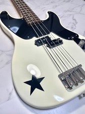 Modèle de basse électrique