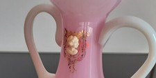 Vase à anse en opaline rose