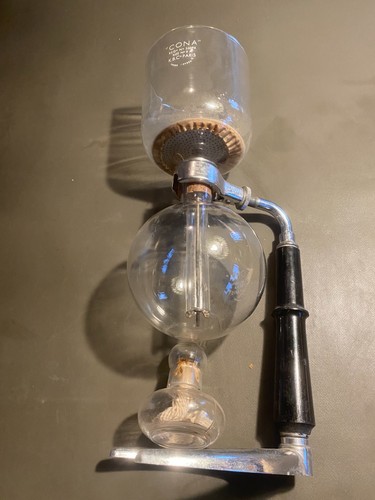 Une ancienne cafetière - ancienne, de